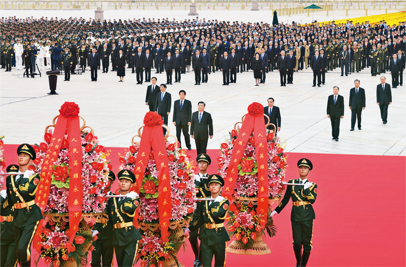 2021年9月30日上午，黨和國家領(lǐng)導(dǎo)人習(xí)近平、李克強、栗戰(zhàn)書、汪洋、王滬寧、趙樂際、韓正、王岐山等來到北京天安門廣場，出席烈士紀(jì)念日向人民英雄敬獻(xiàn)花籃儀式。 新華社記者 張領(lǐng)/攝