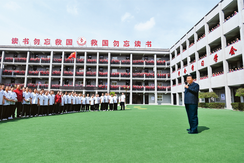 2021年9月13日至14日，中共中央總書記、國家主席、中央軍委主席習(xí)近平在陜西省榆林市考察。這是14日上午，習(xí)近平在綏德實驗中學(xué)考察時，同師生親切交流。 新華社記者 謝環(huán)馳/攝